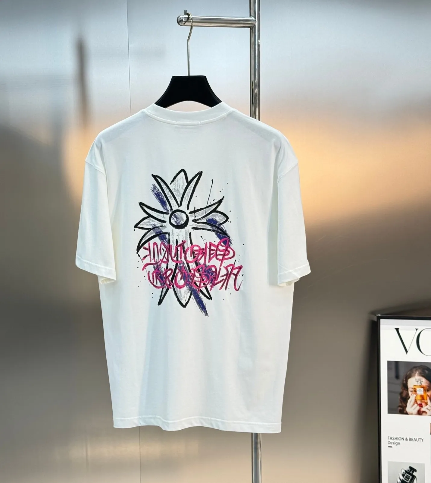 P160 is responsible for top-notch looks! ChromeHearts* Chrome Hearts 25s new T-shirt. Same style for men and women! The classic cross shape is responsible for the good looks. The visual effect of the combination of personalized graphics and letters is quite unique! ! ! The sensory effect presented is naturally explosive... The 250g Solona fabric is selected. It is comfortable and soft. Its delicacy and comfort performance are also inevitable, creating an extraordinary wearing experience! Color: Black. White. Size: S-xXL (L is recommended for 175/145 pounds)
